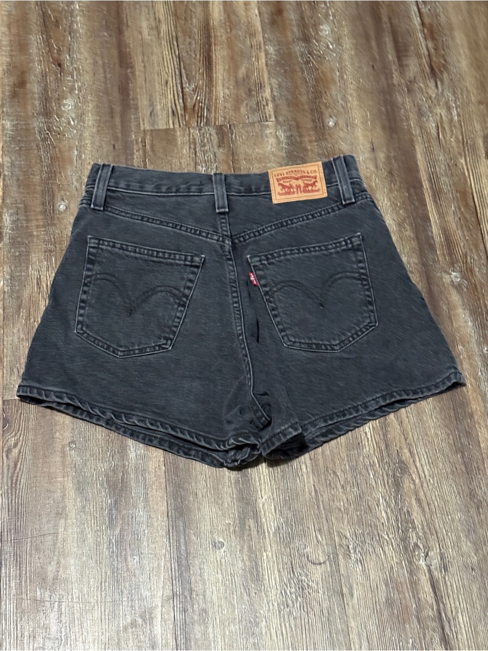 Levi's High Waisted Mom Shorts Women's 26 Black Wide Hem Summer Denim - Picture 6 of 6